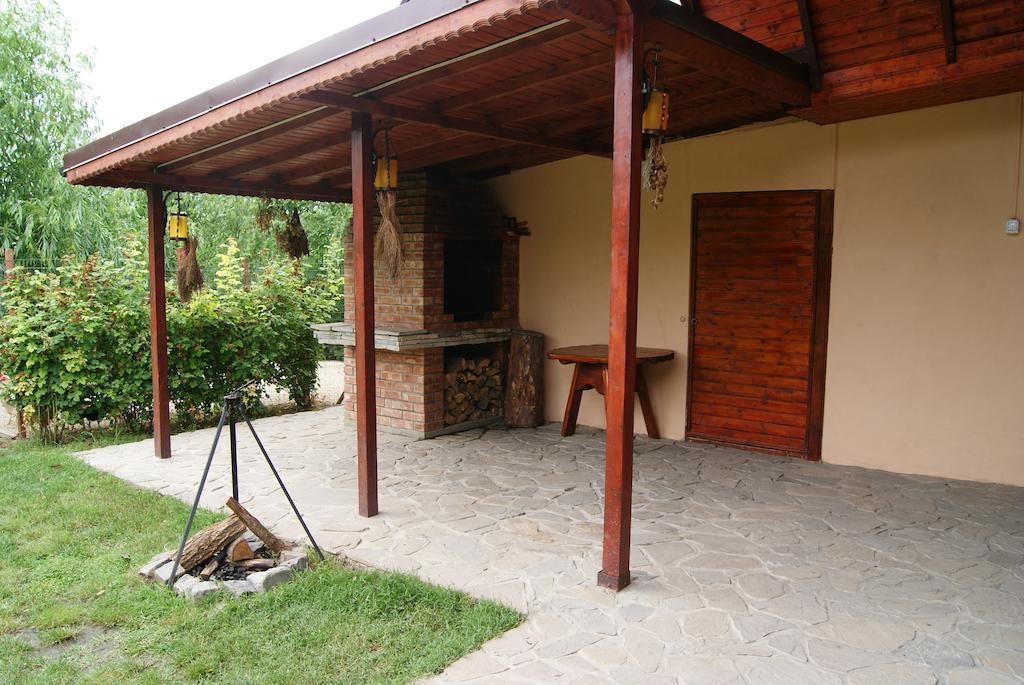 Pensiunea Bujorul Comana Exterior photo